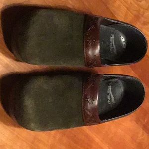 Dansko suede clog sz 39 olive, brown leather trim